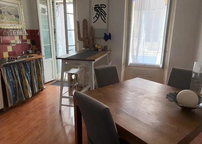 Room Near Nice Port In A Shared Apartment